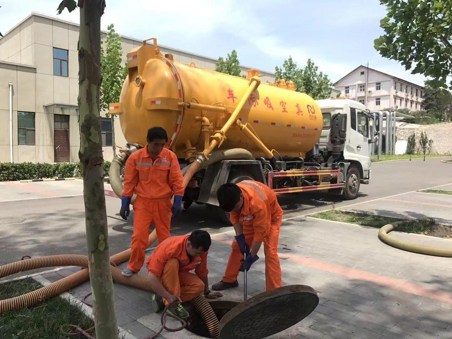 壤塘管道疏通车停在窨井附近